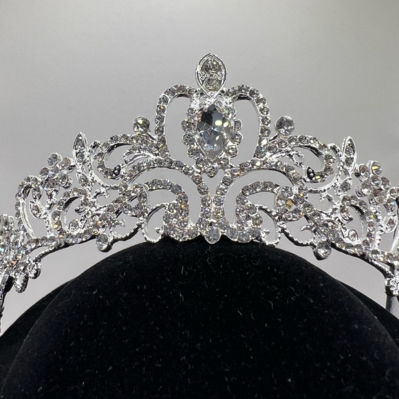 Beautiful Crystal Tiara - Picture 8 of 9